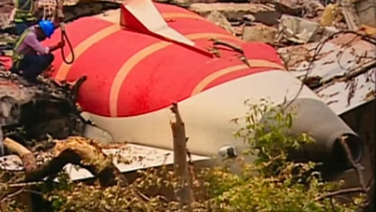 Aviation Experts Urge Caution After Crash, Say Black Box Will Offer Key Insights