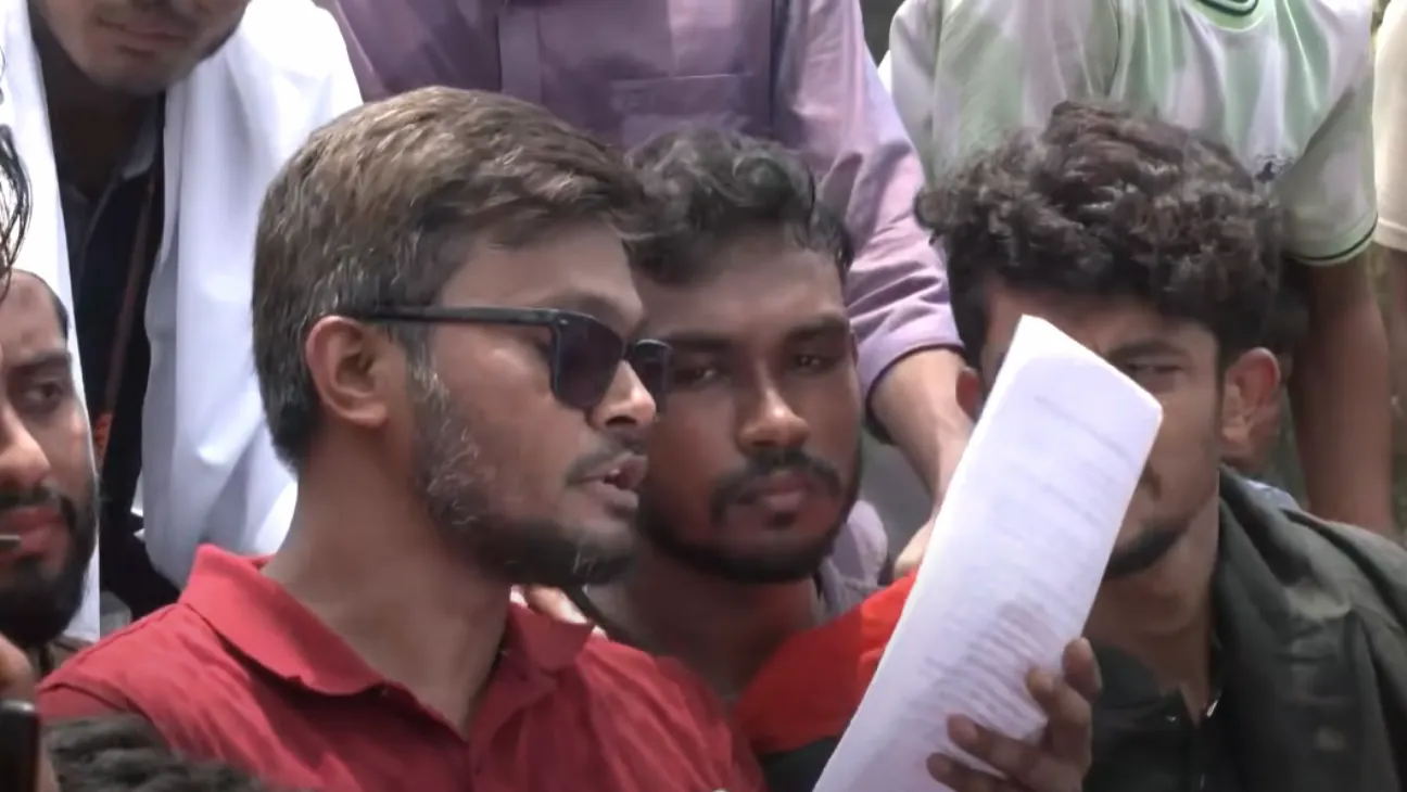 Student Protest in Dhaka Over UIU Expulsions Sparks Police Clash