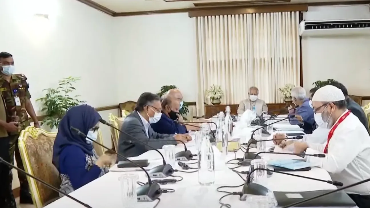 Adviser Orders E-Learning Rollout in 100 Hill Tract Schools by Year-End