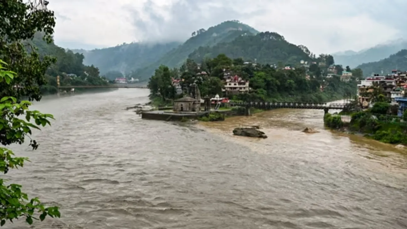 Himachal Pradesh Floods 37 Dead, ₹400 Crore Losses as Rescue Efforts Continue