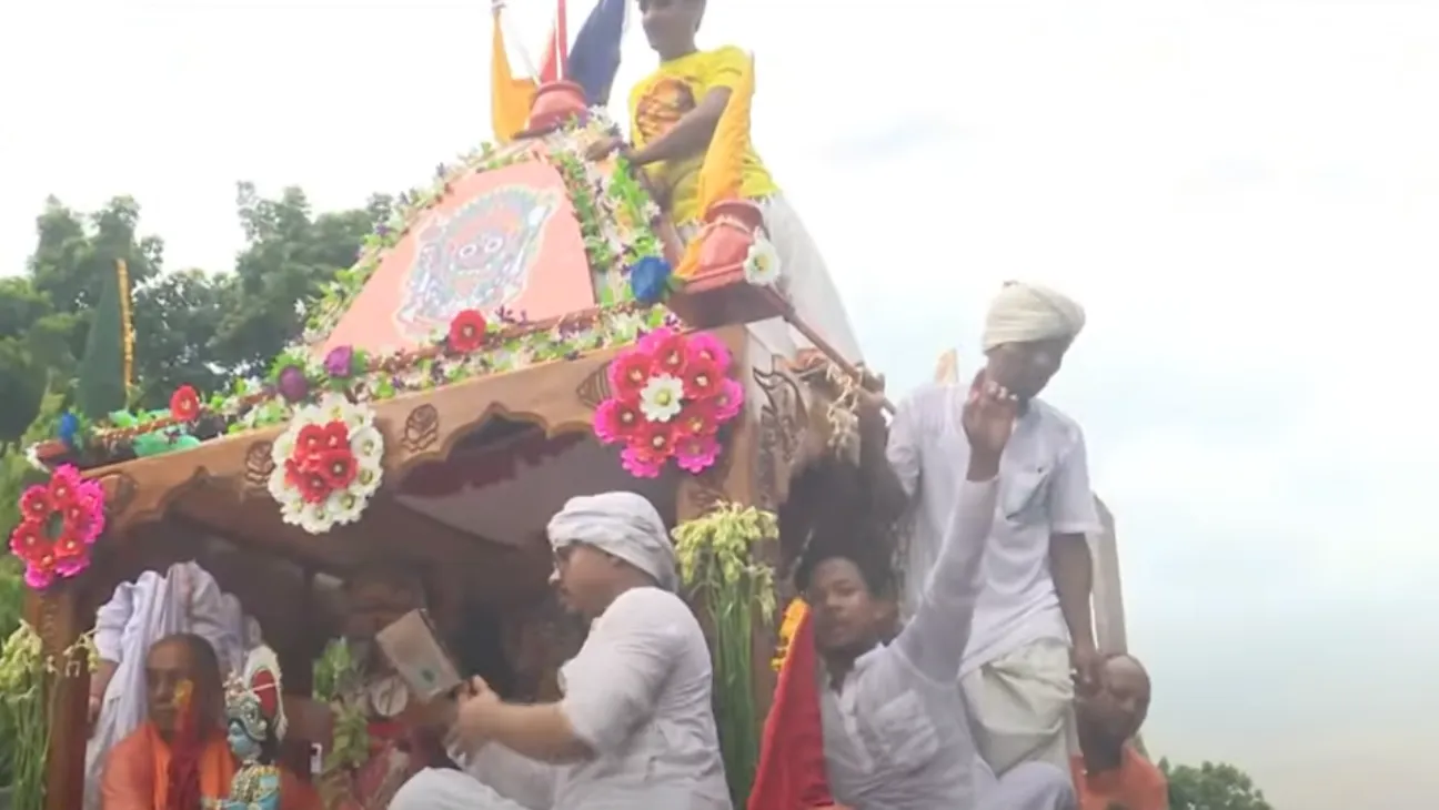 Rath Yatra Concludes as Thousands Join Return Procession of Lord Jagannath in Dhaka