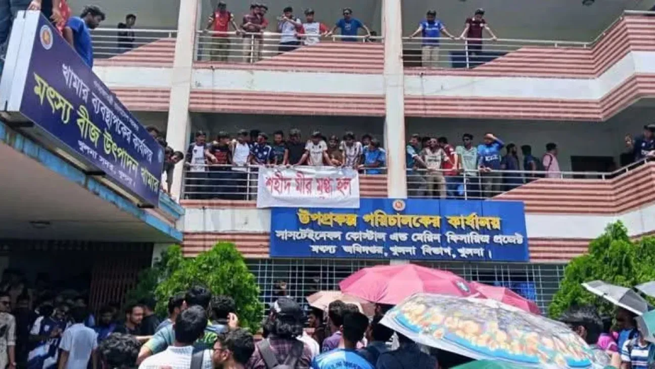 Khulna University Students Rename Government Farm Building in Protest Over Housing Crisis